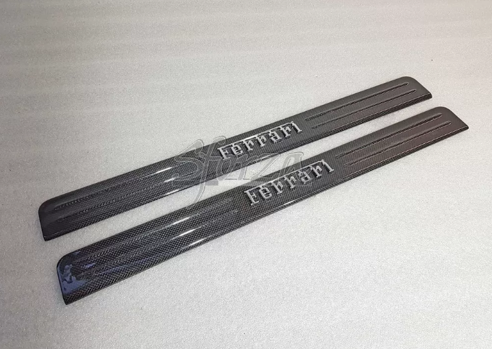 新品未使用！フェラーリ カリフォルニアT ＊カーボンキックプレート＊サイドシル フェラーリ 458・488 F8 カーボン製キックプレート ドアシル